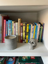 Load image into Gallery viewer, Decorative concrete skull