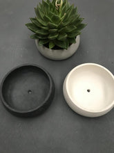 Load image into Gallery viewer, Large concrete plant pot
