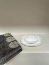 Load image into Gallery viewer, Grooved concrete soap dish soap
