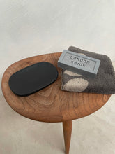 Load image into Gallery viewer, Concrete soap dish The Slipper
