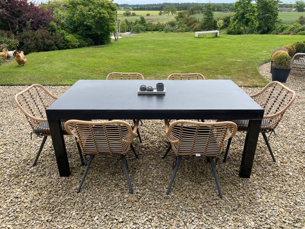 outdoor dining table